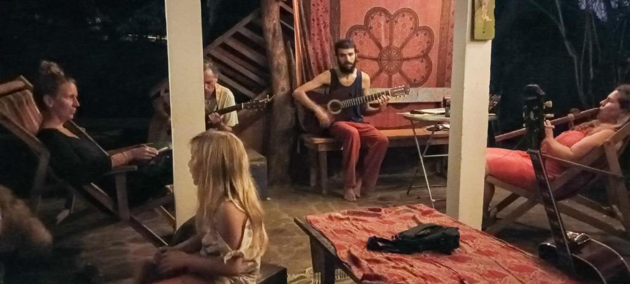 Rainbow Caravan Hostel Las Pilas Екстер'єр фото