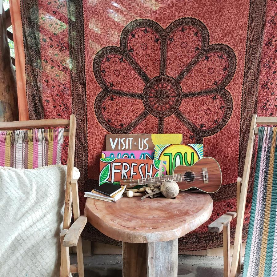 Rainbow Caravan Hostel Las Pilas Екстер'єр фото