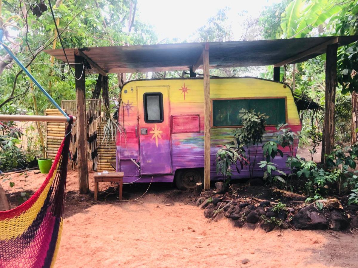 Rainbow Caravan Hostel Las Pilas Екстер'єр фото
